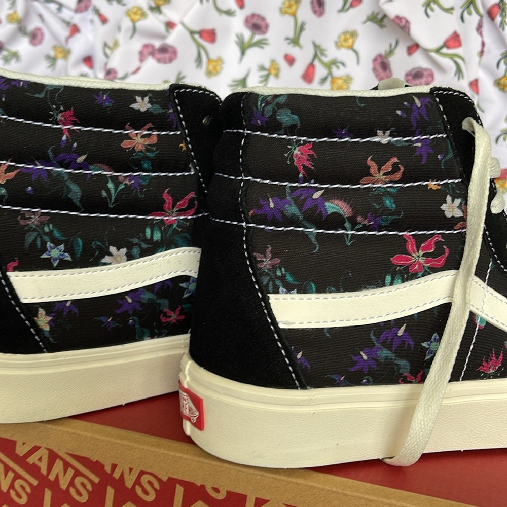 Vans • WMNS Comfycush Sks-
Fatal Floral Black
VN0AZTNOBLK
Sneakers - Picture 14 of 16